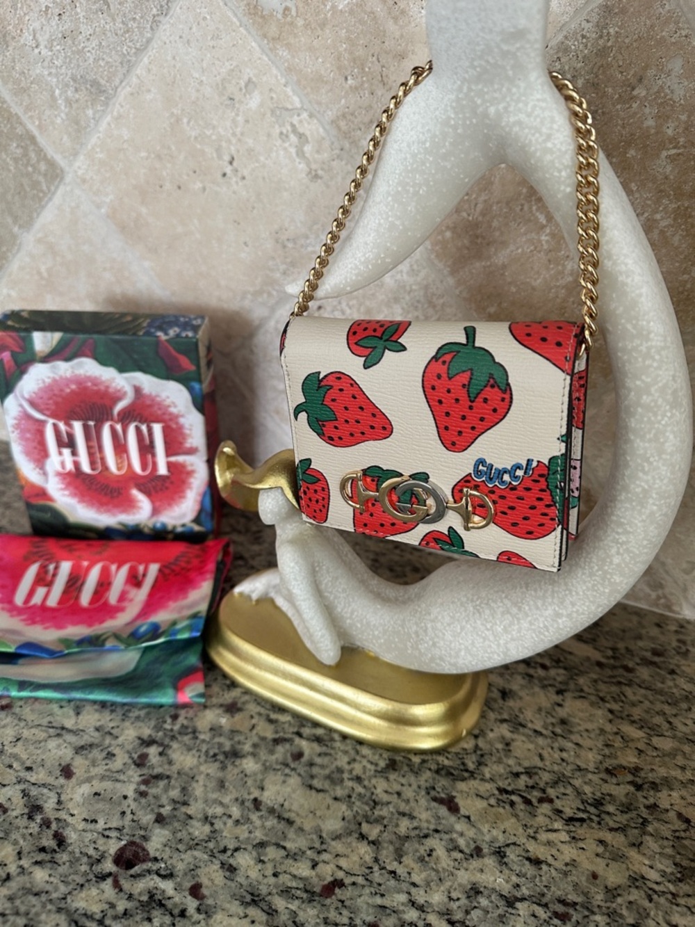 🆕GUCCI Zumi Strawberry Wallet on Chain